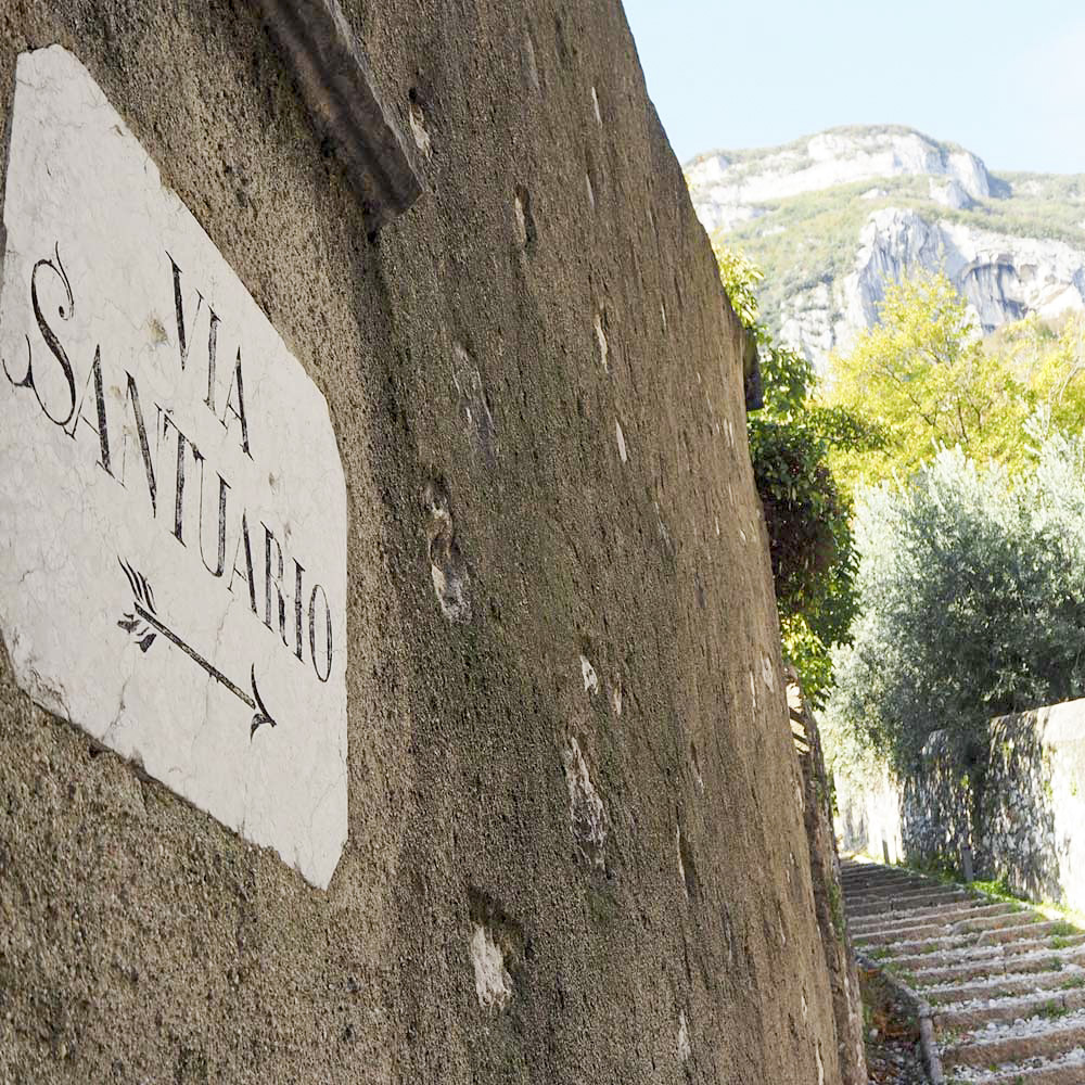 Il Sentiero della Speranza collega Brentino a Madonna della Corona - Sentiero di Maria pellegrinaggio al Santuario Madonna della Corona