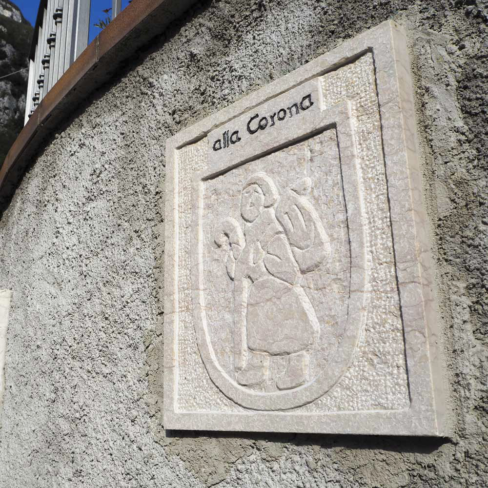 Lapide che indica l'imbocco del Sentiero della Speranza a Brentino VR - Sentiero di Maria pellegrinaggio al Santuario Madonna della Corona