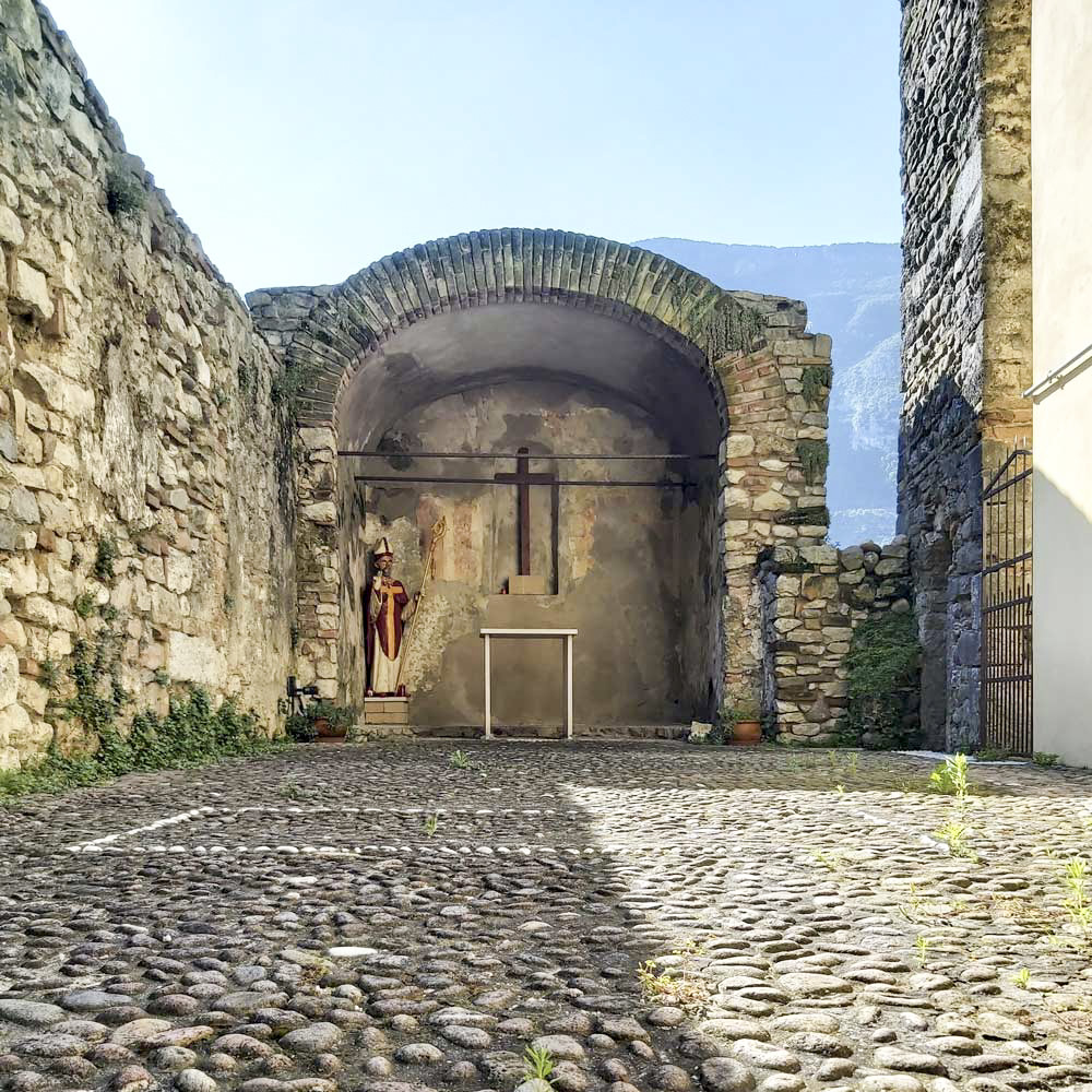 Chiesetta medievale di San Zeno a Incanale - Sentiero di Maria pellegrinaggio al Santuario Madonna della Corona