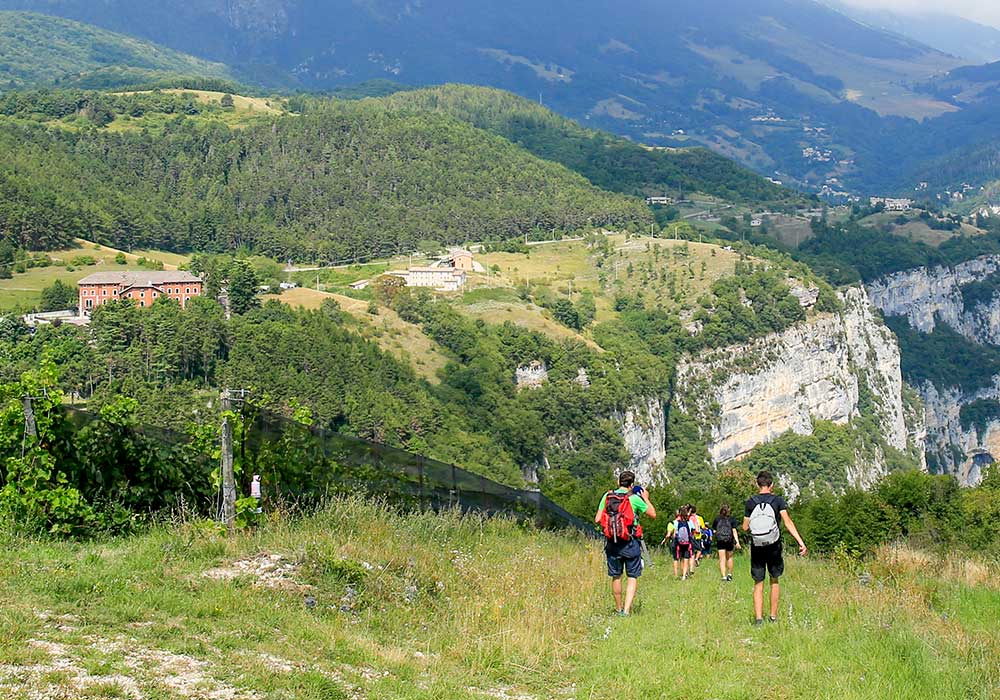 Itinerario della terza tappa del Sentiero di Maria. Pellegrini in cammino sul Monte Cimo presso il Forte Cimo Grande